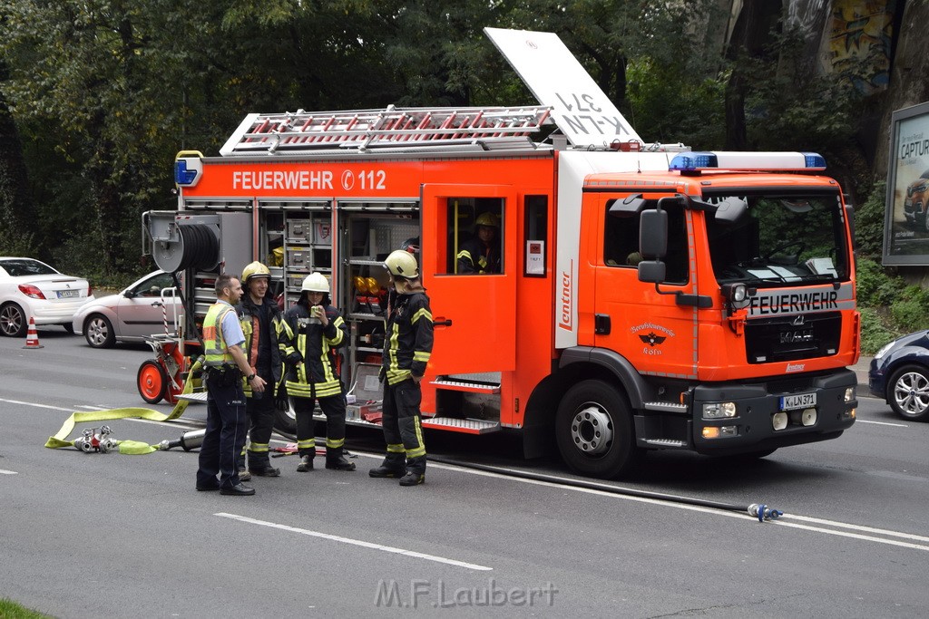 LKW blieb unter Bruecke haengen Koeln Ehrenfeld Innere Kanalstr Hornstr P015.JPG - Miklos Laubert